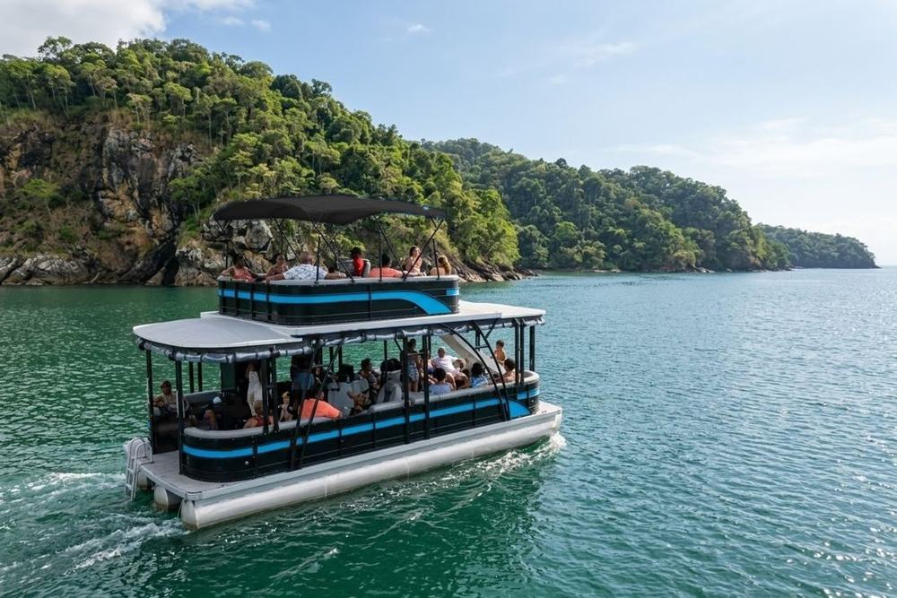 Coral Dream cruising along the coast